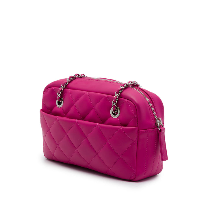 Chanel CC Matelassé Rubberized Coco Rain Sac caméra Petit Cuir d'agneau Rose – vue 2 – GABY PARIS