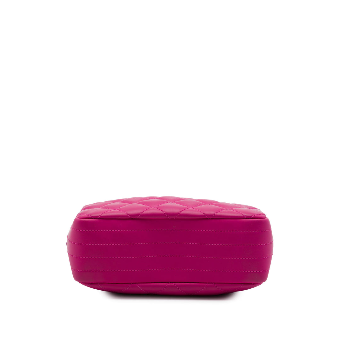 Chanel CC Matelassé Rubberized Coco Rain Sac caméra Petit Cuir d'agneau Rose – vue 3 – GABY PARIS
