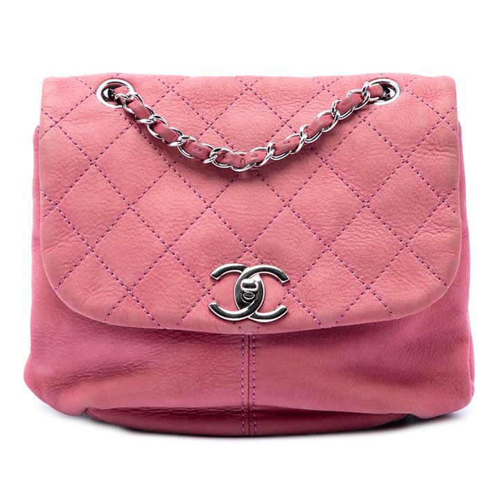 Chanel Matelassé Nubuck Trianon Messenger à rabat Mini Rose – vue principale – GABY PARIS