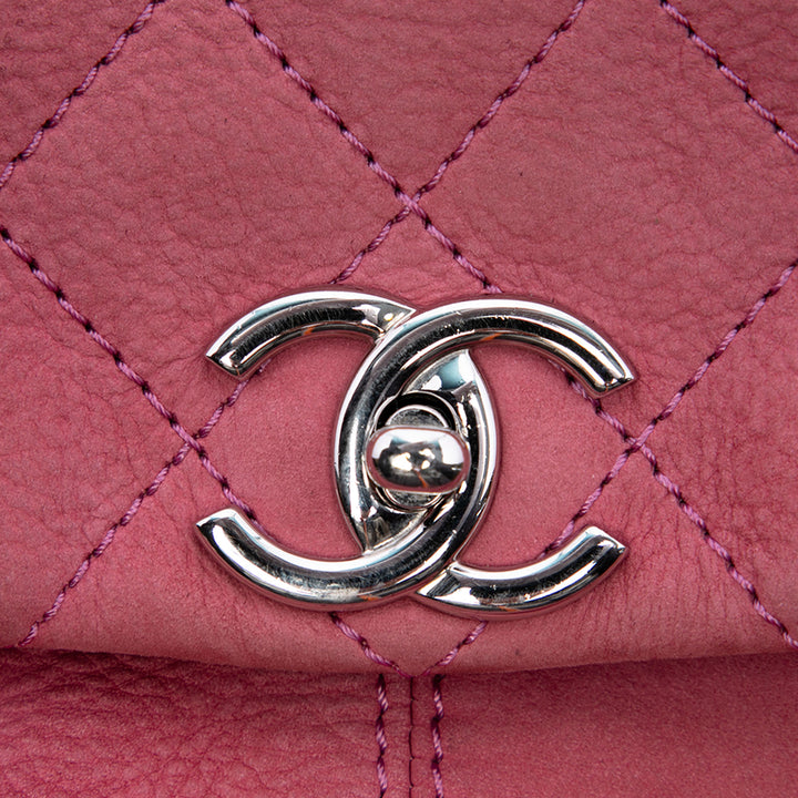 Chanel Matelassé Nubuck Trianon Messenger à rabat Mini Rose – vue 5 – GABY PARIS