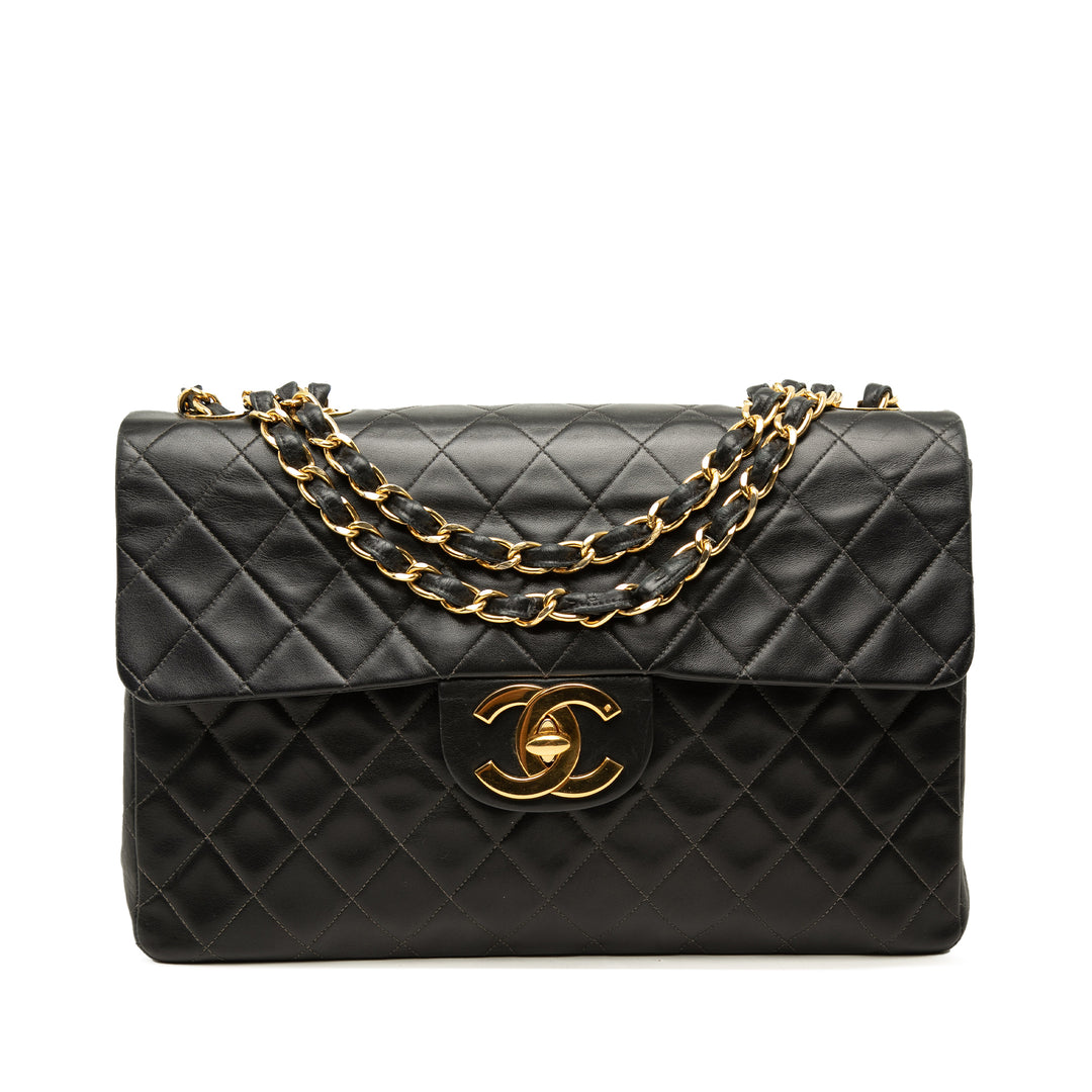 Chanel Classic Rabat simple Maxi Cuir d'agneau Noir – vue principale – GABY PARIS