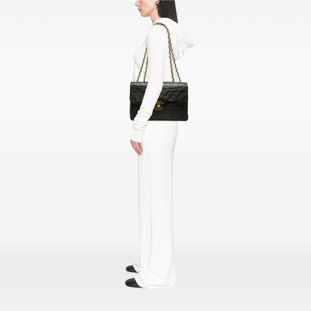 Chanel Classic Rabat simple Maxi Cuir d'agneau Noir – vue 6 – GABY PARIS