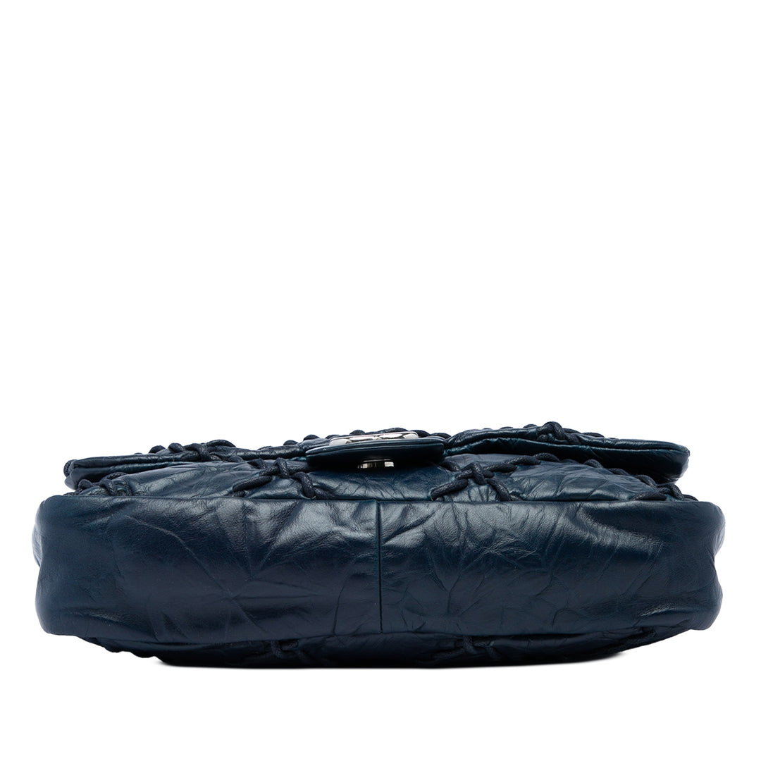 Chanel Matelassé froissé Ultra Stitch à rabat Moyen Cuir de veau Bleu – vue 3 – GABY PARIS
