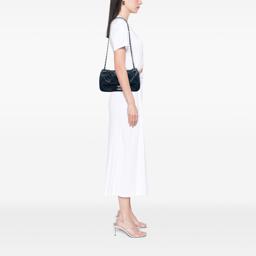 Chanel Matelassé froissé Ultra Stitch à rabat Moyen Cuir de veau Bleu – vue 5 – GABY PARIS