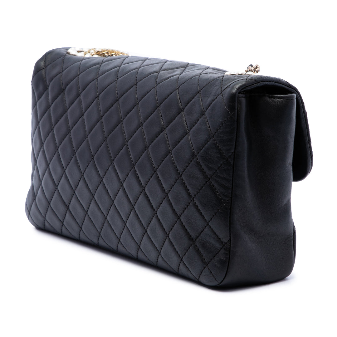 Chanel Matelassé Westminster Perle à rabat Moyen Cuir d'agneau Noir – vue 2 – GABY PARIS