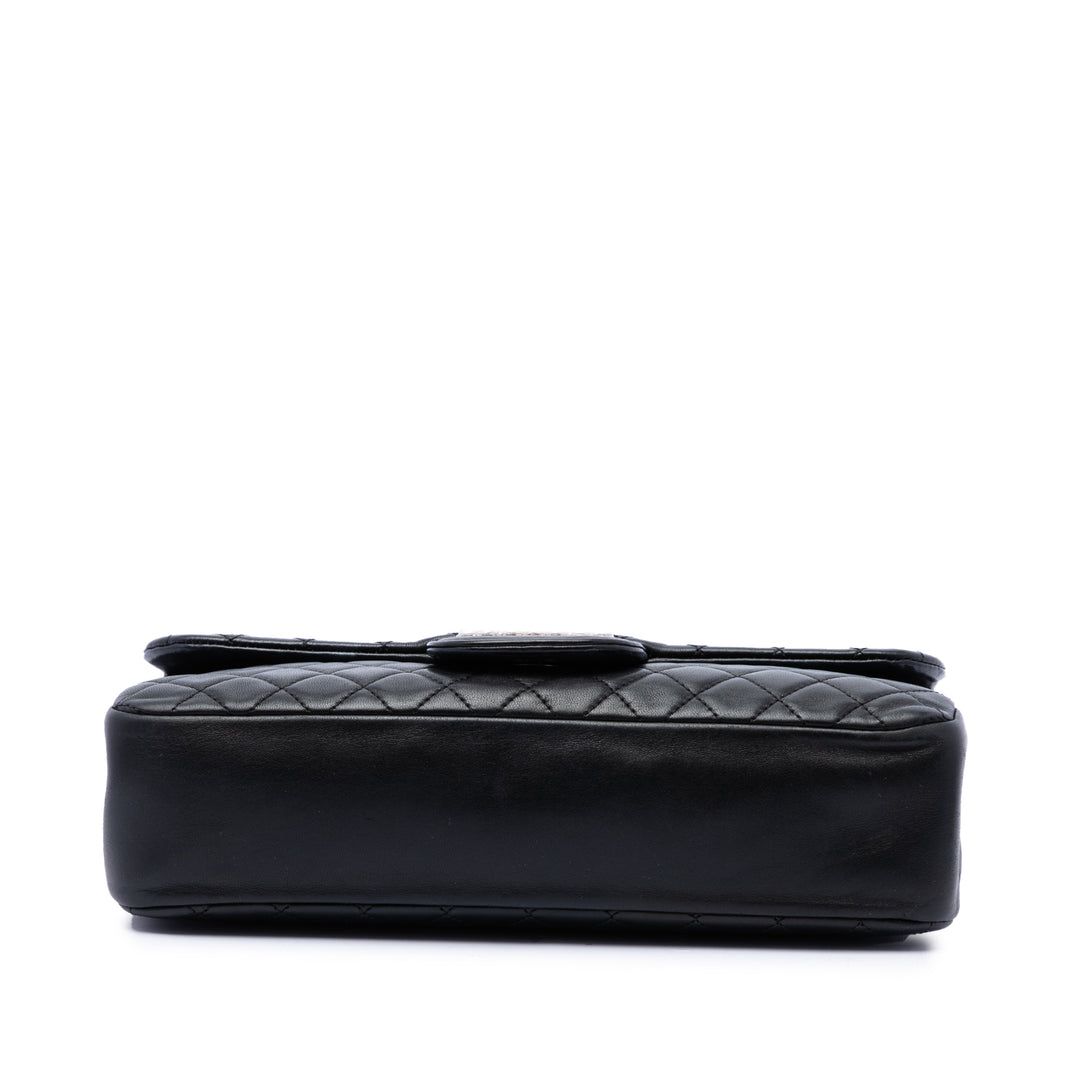 Chanel Matelassé Westminster Perle à rabat Moyen Cuir d'agneau Noir – vue 3 – GABY PARIS