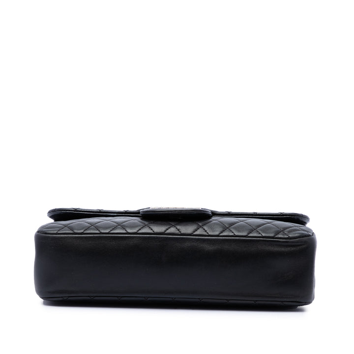 Chanel Matelassé Westminster Perle à rabat Moyen Cuir d'agneau Noir – vue 3 – GABY PARIS