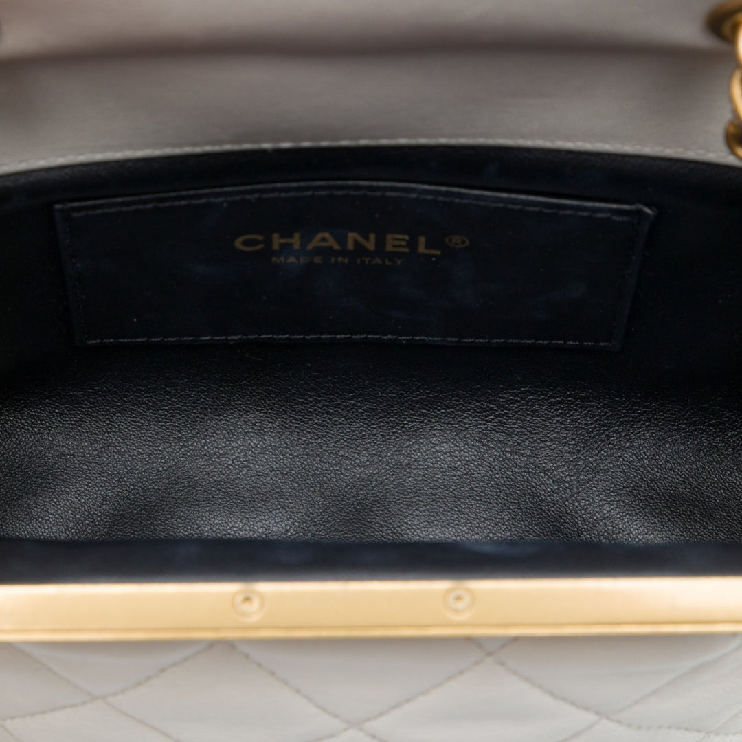 Matelassé Paris Monaco Kiss Lock Vanity Mini Cuir d'agneau Blanc