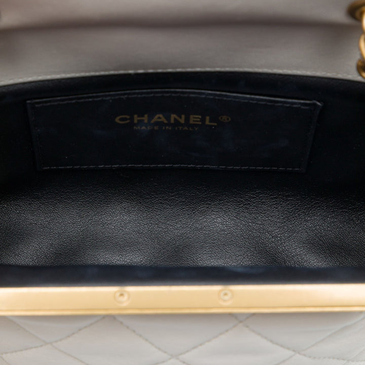 Matelassé Paris Monaco Kiss Lock Vanity Mini Cuir d'agneau Blanc