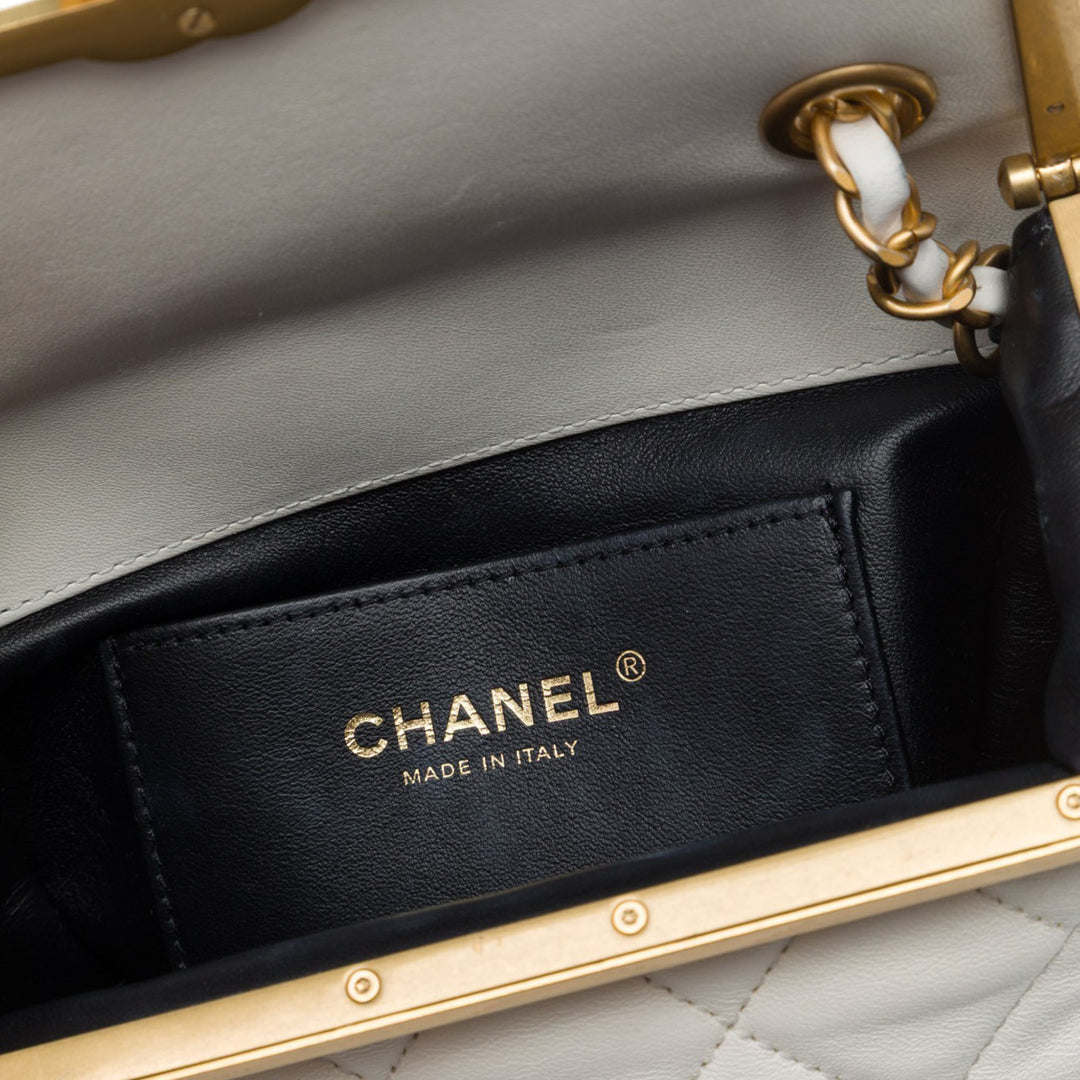 Matelassé Paris Monaco Kiss Lock Vanity Mini Cuir d'agneau Blanc