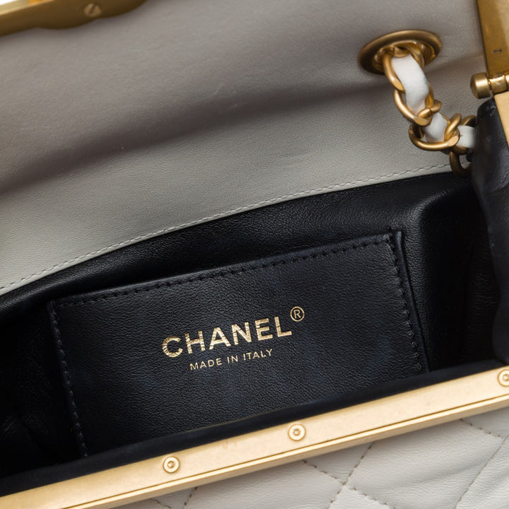 Matelassé Paris Monaco Kiss Lock Vanity Mini Cuir d'agneau Blanc