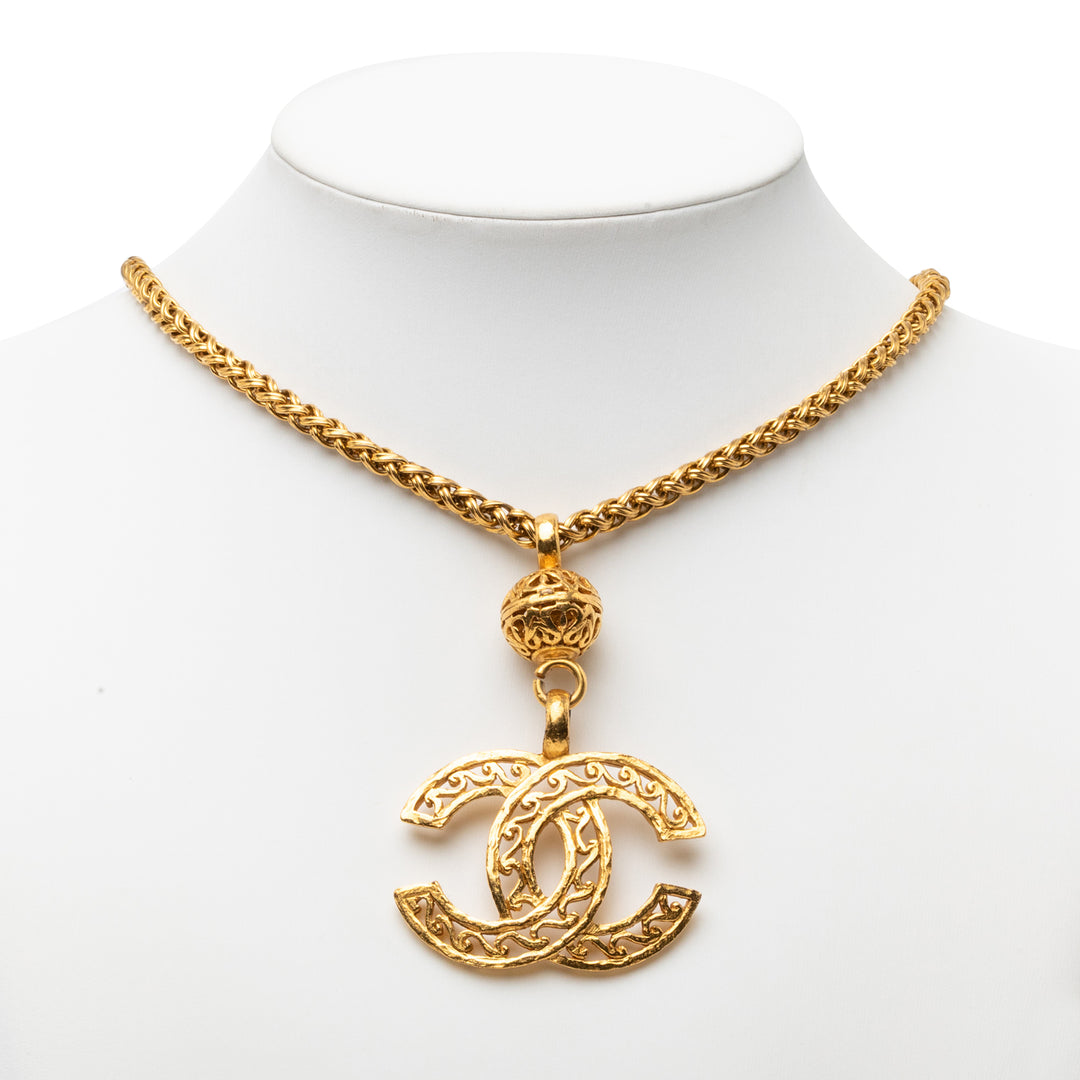Chanel plaqué CC Filigree Ball Pendant Collier Métal