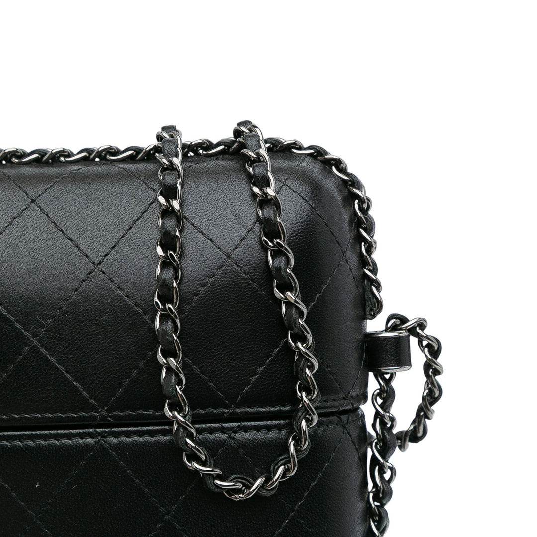 Chanel CC Quilted Cuir d’agneau Chain Around Phone Holder Noir