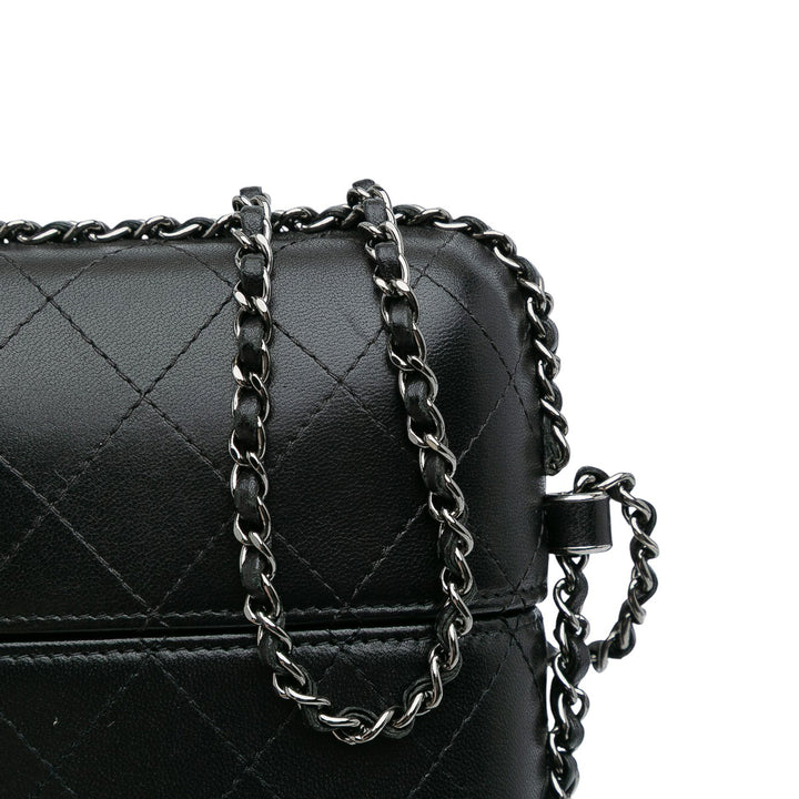 Chanel CC Quilted Cuir d’agneau Chain Around Phone Holder Noir