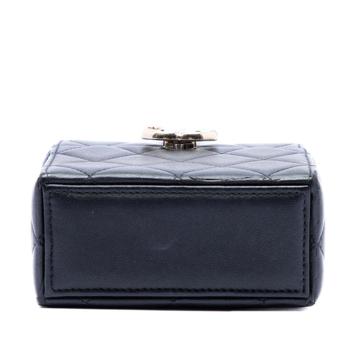 Chanel Small Matelassé Cuir d’agneau Boîte avec chaîne