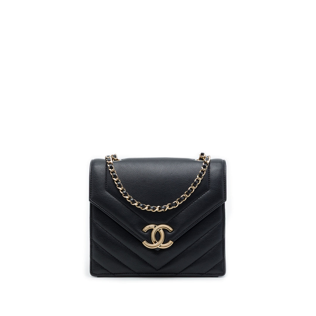 Chanel Chevron Enveloppe à rabat Petit Cuir de veau Noir – vue principale – GABY PARIS