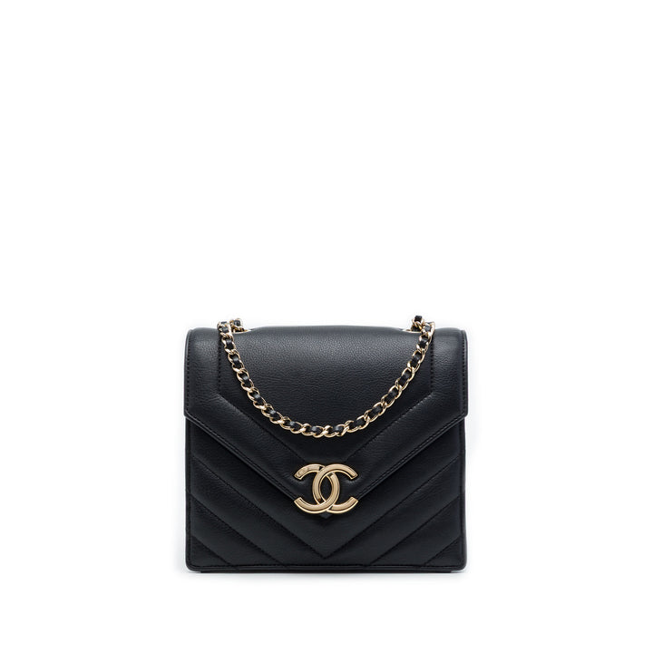 Chanel Chevron Enveloppe à rabat Petit Cuir de veau Noir – vue principale – GABY PARIS