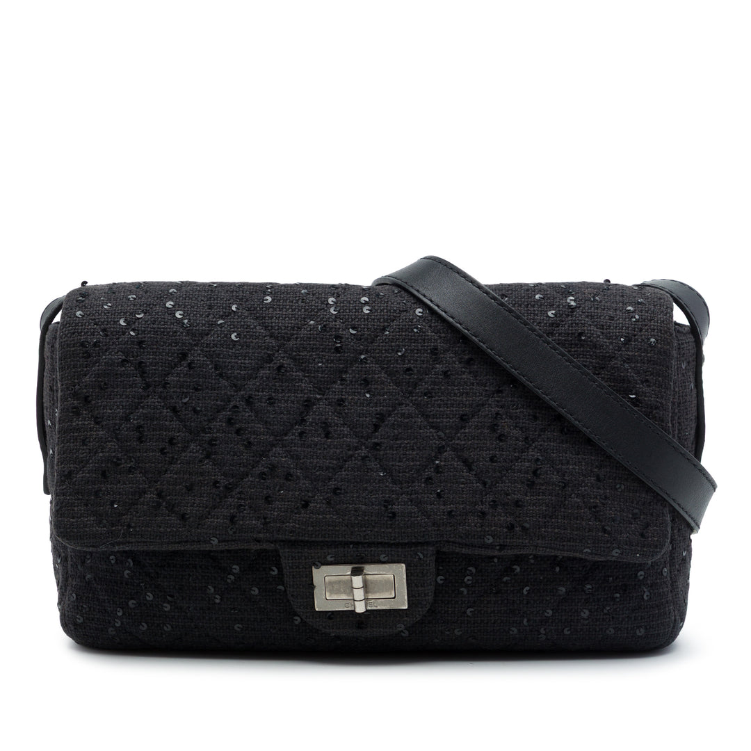 Chanel Sequins Orné Matelassé Reissue 2.55 Messenger à rabat Jumbo Tweed Noir – vue principale – GABY PARIS