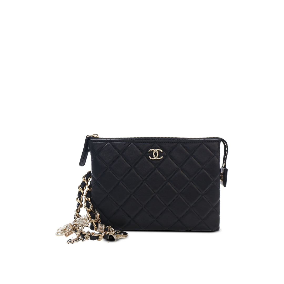 Chanel Pochette CC Matelassé Coco Charms Chaîne Wristlet Cuir d'agneau Noir – vue principale – GABY PARIS
