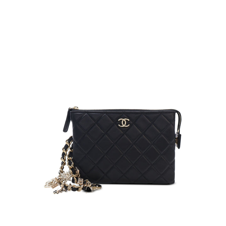 Chanel Pochette CC Matelassé Coco Charms Chaîne Wristlet Cuir d'agneau Noir – vue principale – GABY PARIS