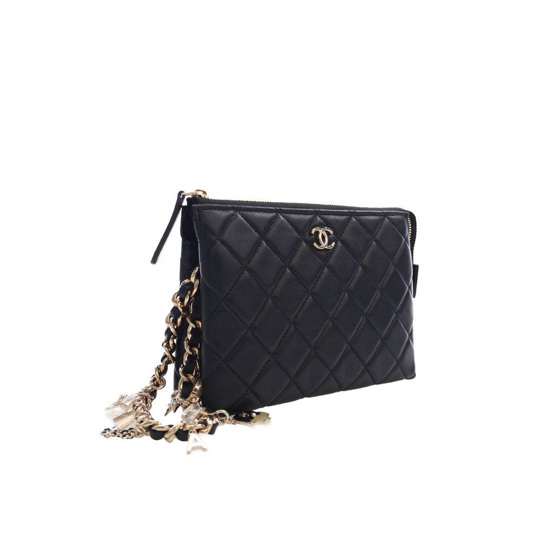 Chanel Pochette CC Matelassé Coco Charms Chaîne Wristlet Cuir d'agneau Noir – vue 12 – GABY PARIS