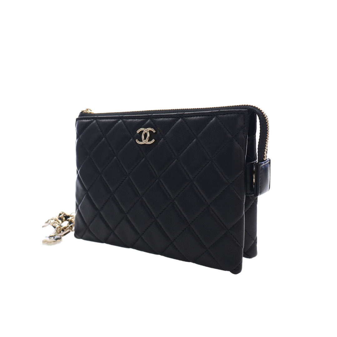 Chanel Pochette CC Matelassé Coco Charms Chaîne Wristlet Cuir d'agneau Noir – vue 13 – GABY PARIS