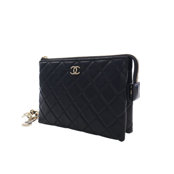 Chanel Pochette CC Matelassé Coco Charms Chaîne Wristlet Cuir d'agneau Noir – vue 13 – GABY PARIS