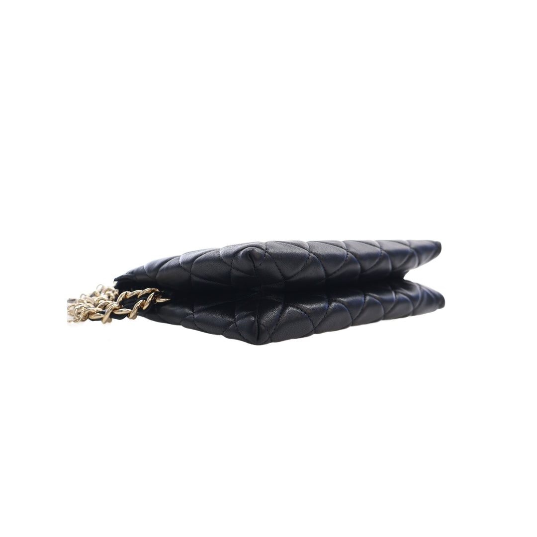Chanel Pochette CC Matelassé Coco Charms Chaîne Wristlet Cuir d'agneau Noir – vue 14 – GABY PARIS