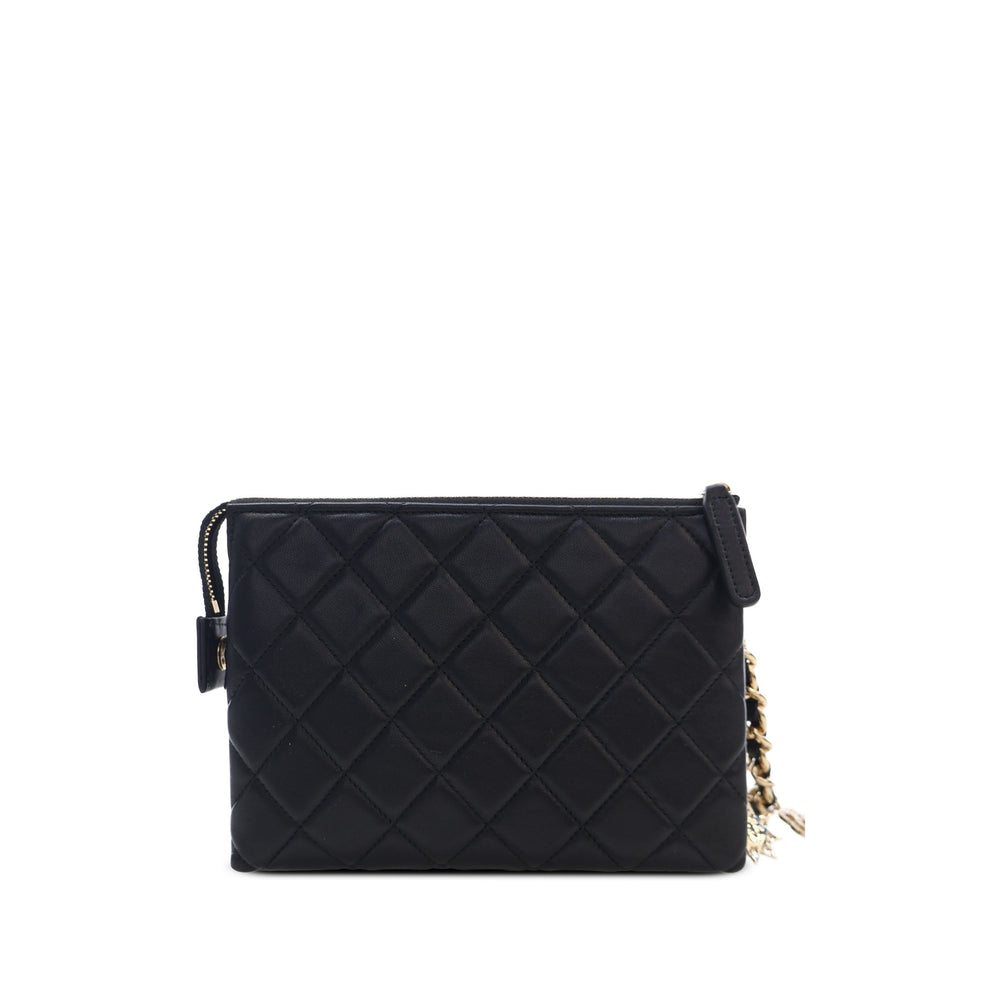 Chanel Pochette CC Matelassé Coco Charms Chaîne Wristlet Cuir d'agneau Noir – vue 2 – GABY PARIS