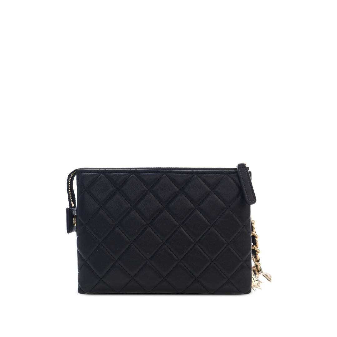 Chanel Pochette CC Matelassé Coco Charms Chaîne Wristlet Cuir d'agneau Noir – vue 2 – GABY PARIS
