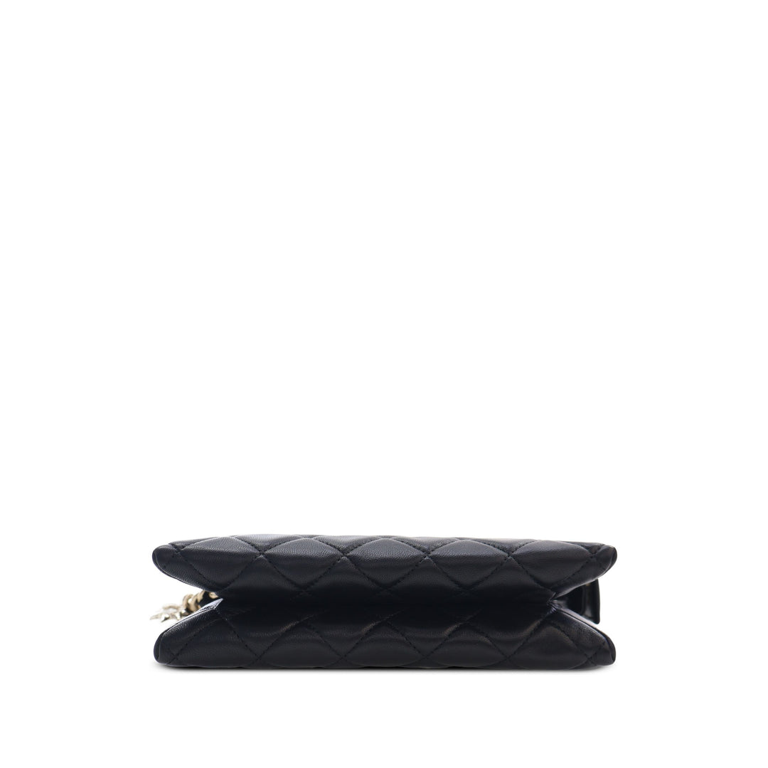 Chanel Pochette CC Matelassé Coco Charms Chaîne Wristlet Cuir d'agneau Noir – vue 3 – GABY PARIS