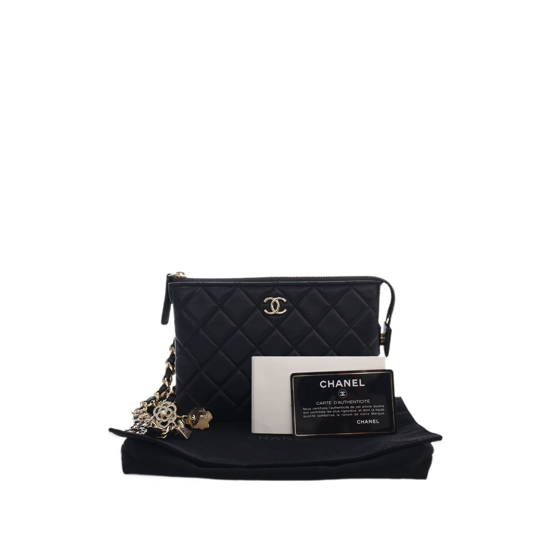 Chanel Pochette CC Matelassé Coco Charms Chaîne Wristlet Cuir d'agneau Noir – vue 5 – GABY PARIS