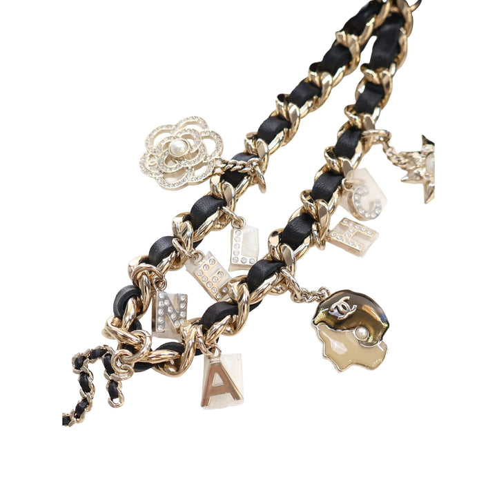 Chanel Pochette CC Matelassé Coco Charms Chaîne Wristlet Cuir d'agneau Noir – vue 6 – GABY PARIS