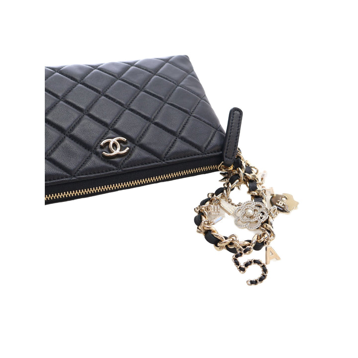 Chanel Pochette CC Matelassé Coco Charms Chaîne Wristlet Cuir d'agneau Noir – vue 9 – GABY PARIS