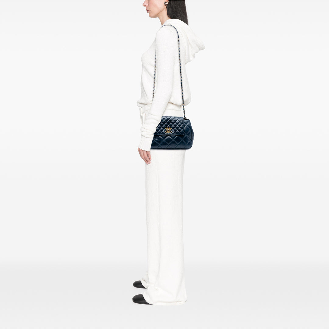 Chanel Small Quilted Aged Cuir de veau Daily Walk Flap Bleu