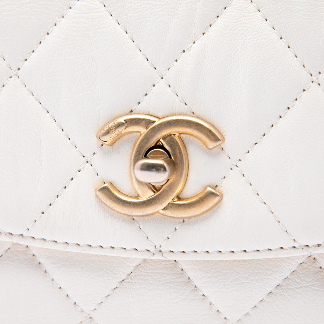 Chanel Sac à main Matelassé Froissé CC Links à rabat Mini Cuir d'agneau Blanc – vue 5 – GABY PARIS