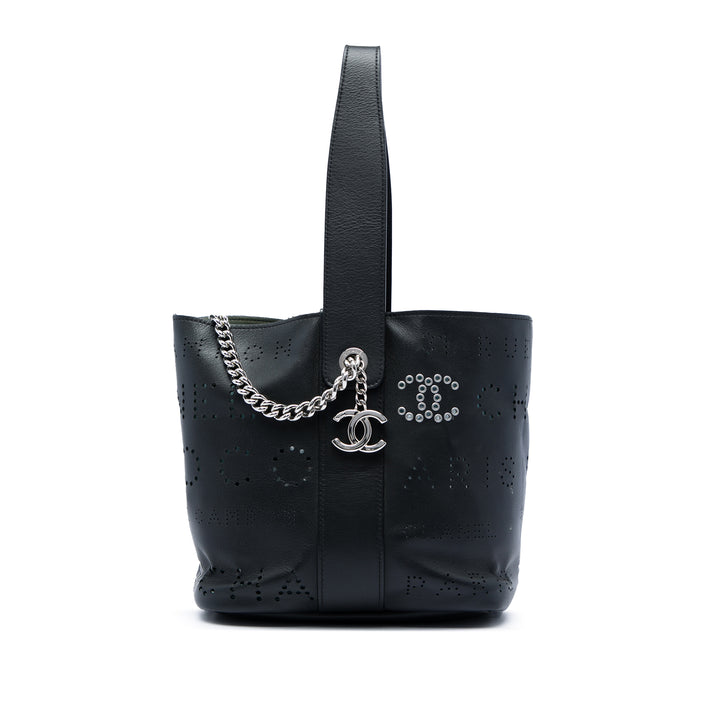 Chanel Small perforé Cuir de veau Logo Œillets Bucket Sac