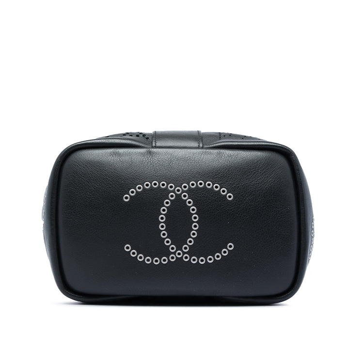 Chanel Small perforé Cuir de veau Logo Œillets Bucket Sac