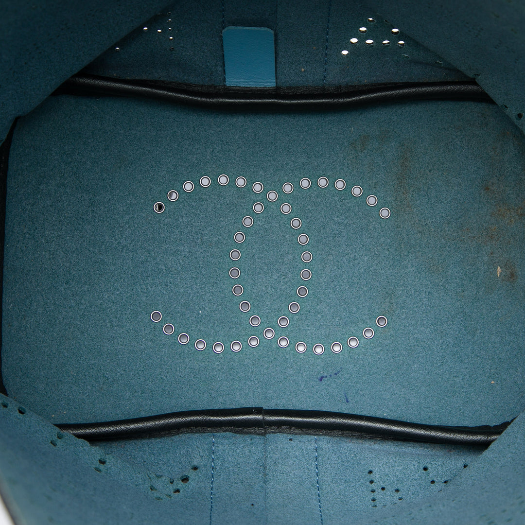 Chanel Small perforé Cuir de veau Logo Œillets Bucket Sac