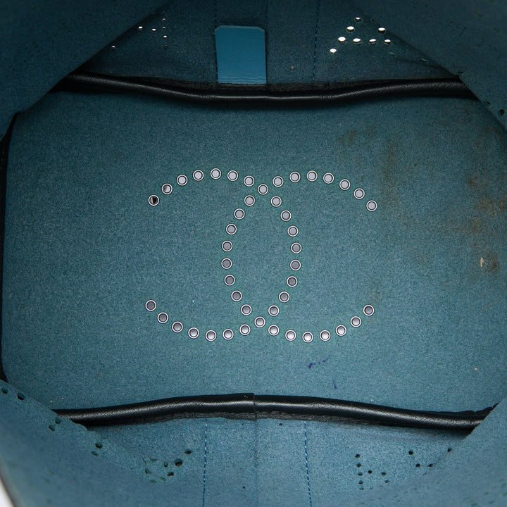 Chanel Small perforé Cuir de veau Logo Œillets Bucket Sac