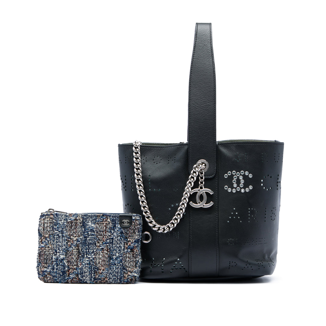 Chanel Small perforé Cuir de veau Logo Œillets Bucket Sac