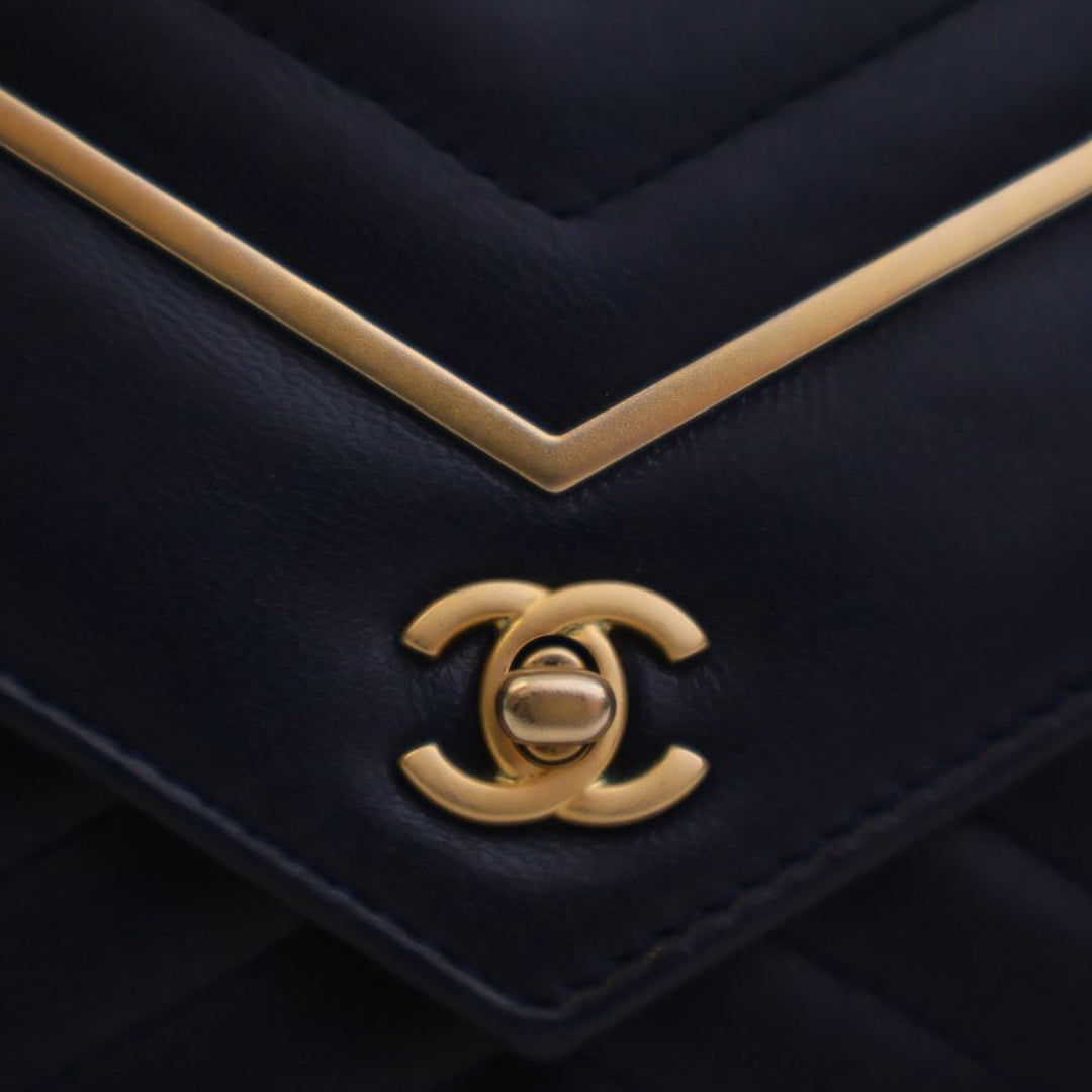 Chanel Reversed Chevron Cuir d’agneau Wallet on Chain