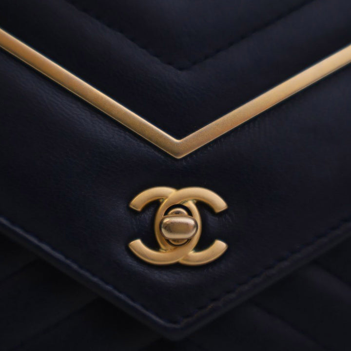 Chanel Reversed Chevron Cuir d’agneau Wallet on Chain
