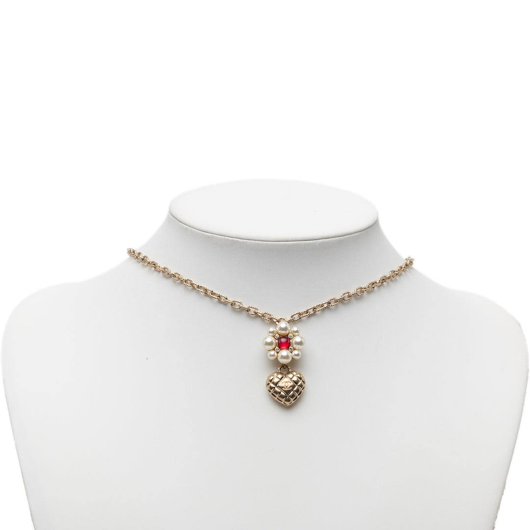 Chanel CC plaqué Perles fantaisie Flower et Strass Heart Pendant Collier