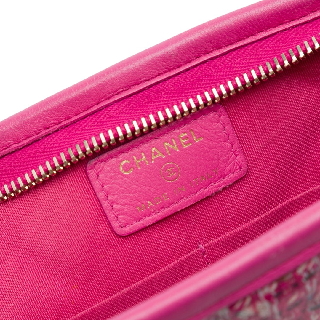 Matelassé PVC Logo Wristlet Pochette Tweed Rose