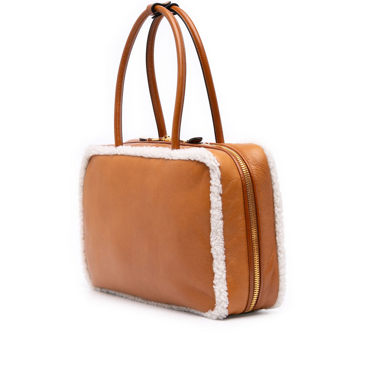 Miu Miu Large Shearling à finitions Cuir de veau Logo Beau Sac bandoulière