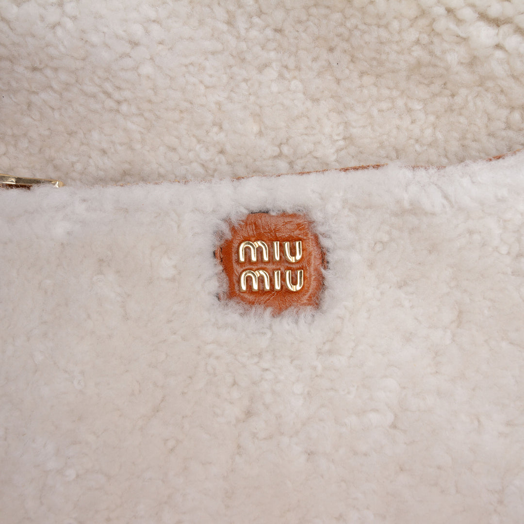 Miu Miu Large Shearling à finitions Cuir de veau Logo Beau Sac bandoulière