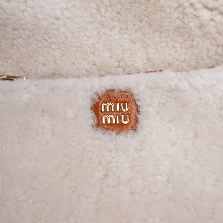 Miu Miu Large Shearling à finitions Cuir de veau Logo Beau Sac bandoulière