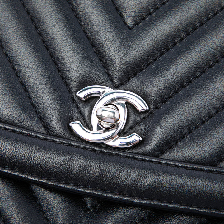 Chanel CC Chevron Rond à rabat Pochette Cuir d'agneau