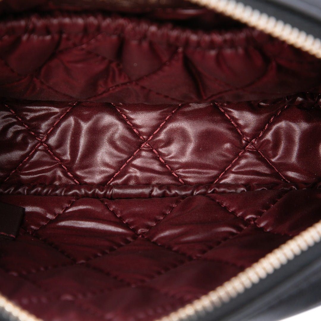 Chanel CC Matelassé Cuir d'agneau Curvy Cosmetic Étui Pochette